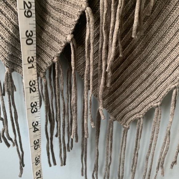 NWT Chico's Taupe Faux Fur Detachable Collar Frayed Poncho, Sz. O/S (One Size) - Picture 10 of 11